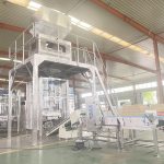 סט אחד אוטומטי מכונת אריזת אבקת חומרי ניקוי במשקל 1-3.5 ק"ג מוכנה למשלוח.